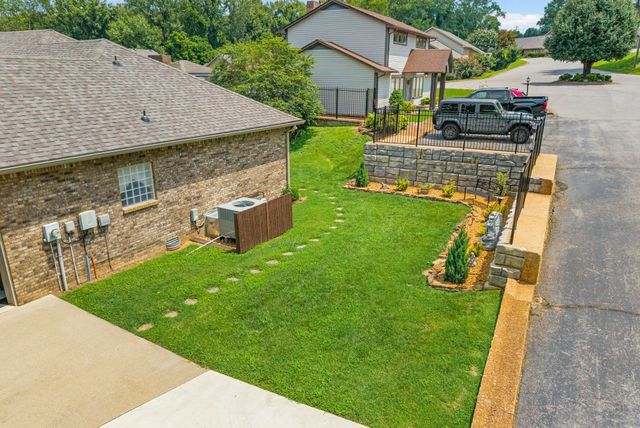 414 Country Club Ct, Clarksville, TN 37043