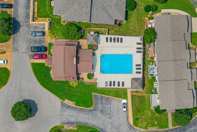 414 Country Club Ct, Clarksville, TN 37043