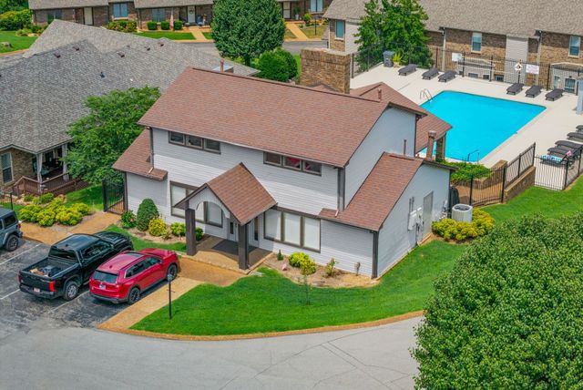414 Country Club Ct, Clarksville, TN 37043