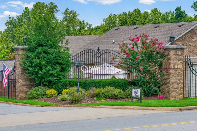 414 Country Club Ct, Clarksville, TN 37043