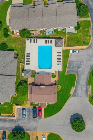 414 Country Club Ct, Clarksville, TN 37043