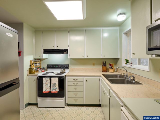 1215 Stanfield Rd, Woodburn, OR 97071