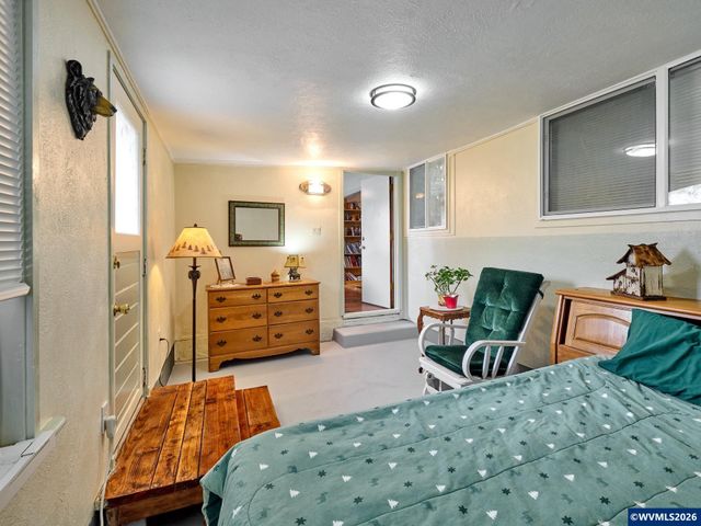 1215 Stanfield Rd, Woodburn, OR 97071