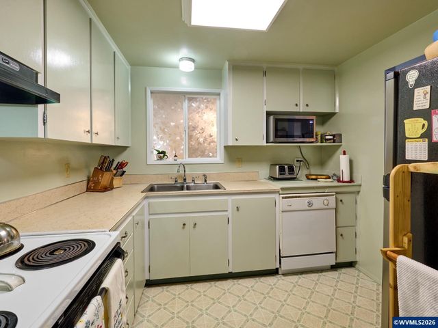 1215 Stanfield Rd, Woodburn, OR 97071