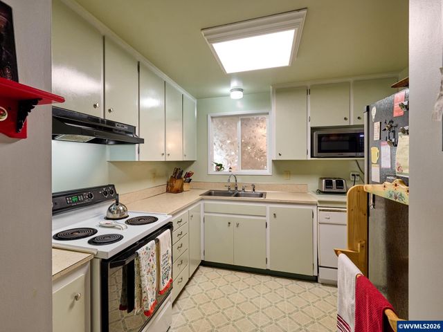 1215 Stanfield Rd, Woodburn, OR 97071
