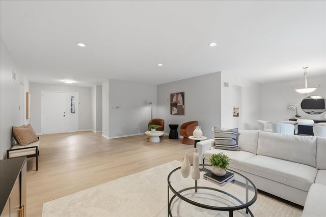4568 Lindenwood Lane, Northbrook, IL 60062