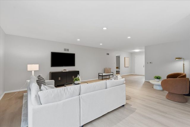 4568 Lindenwood Lane, Northbrook, IL 60062