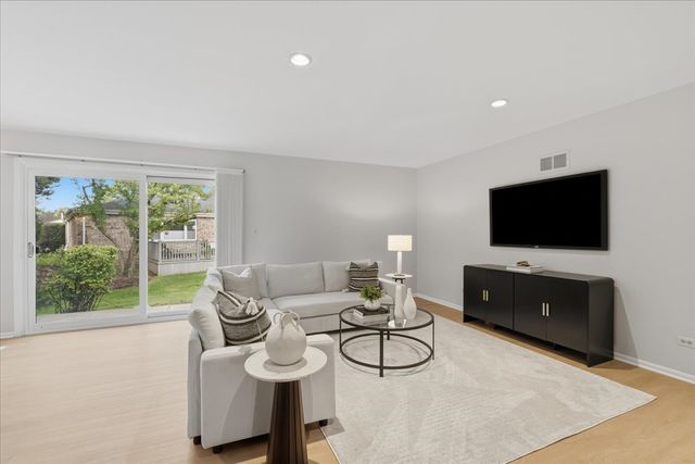 4568 Lindenwood Lane, Northbrook, IL 60062