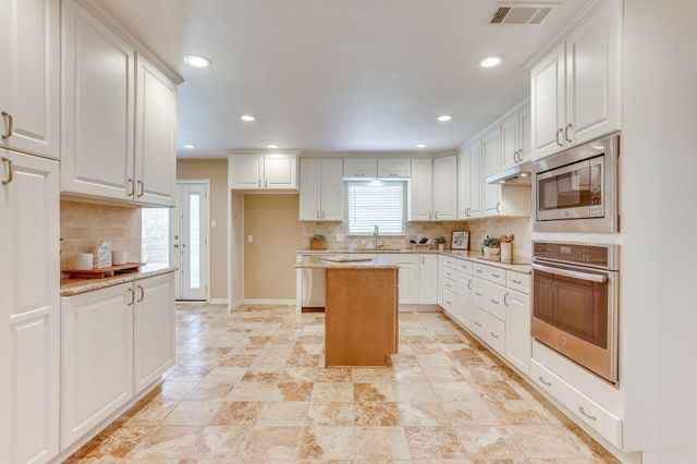 109 Timber Ridge Circle, Burleson, TX 76028