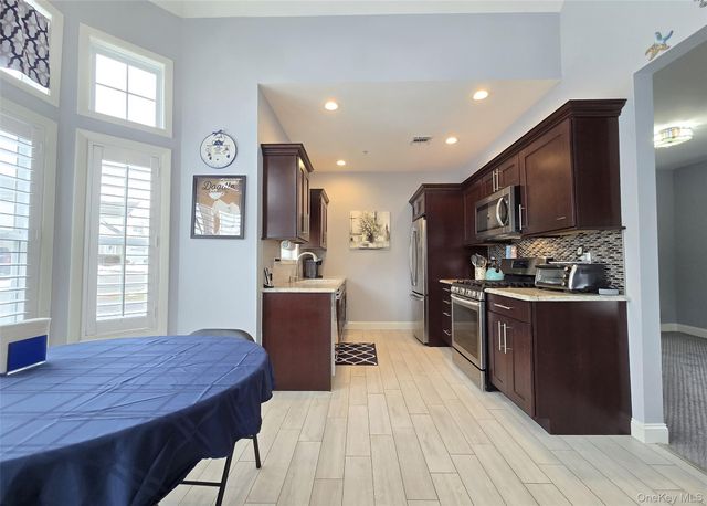 120 Kettles Lane, Medford, NY 11763