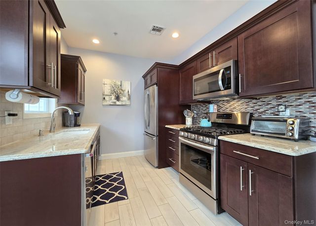 120 Kettles Lane, Medford, NY 11763