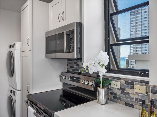 2410 Cleghorn Street 1904, Honolulu, HI 96815