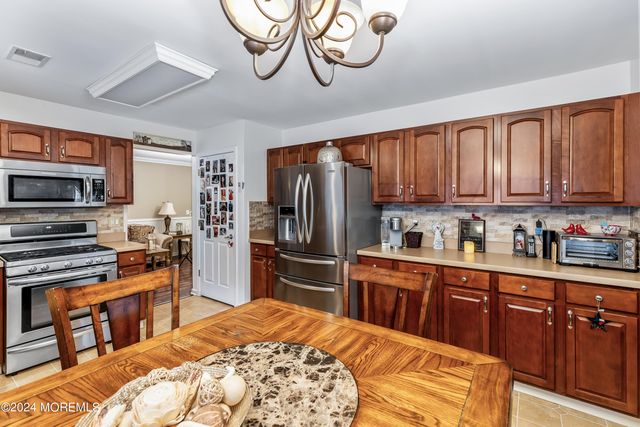 36 Ivy Hill Road, Lakewood, NJ 08701