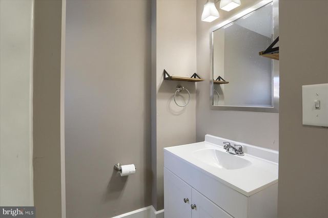 801 N MOUNTAIN RD, Harrisburg, PA 17112