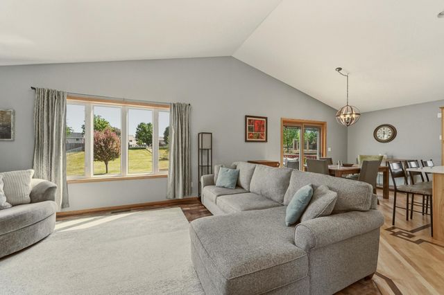 657 S Pointe Court SW, Rochester, MN 55902