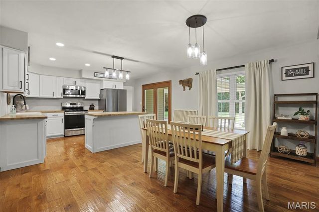 206 Pine Trail, Lebanon, IL 62254