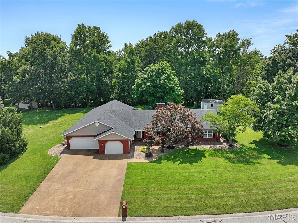 206 Pine Trail, Lebanon, IL 62254