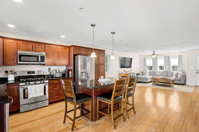 10 Great Cedar Dr 10, Hanson, MA 02341