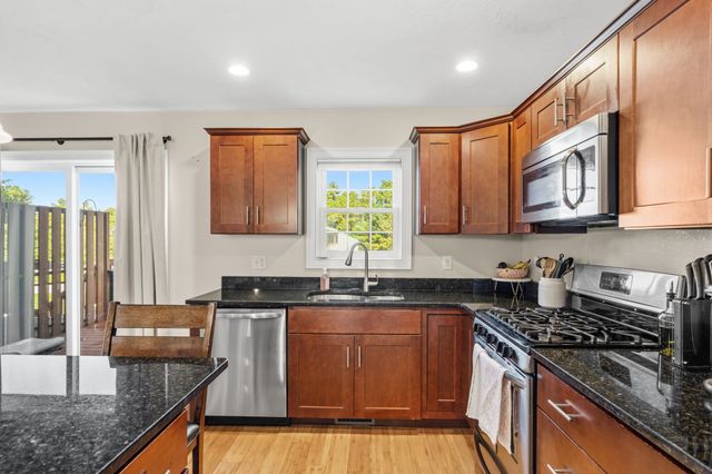 10 Great Cedar Dr 10, Hanson, MA 02341