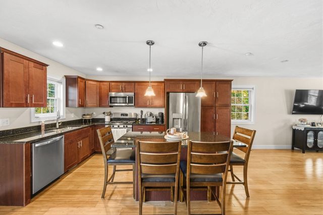 10 Great Cedar Dr 10, Hanson, MA 02341