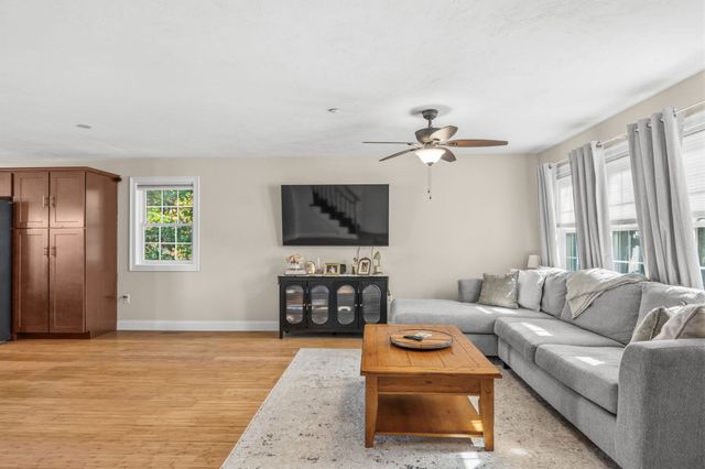 10 Great Cedar Dr 10, Hanson, MA 02341