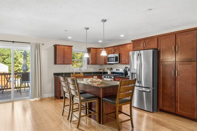 10 Great Cedar Dr 10, Hanson, MA 02341