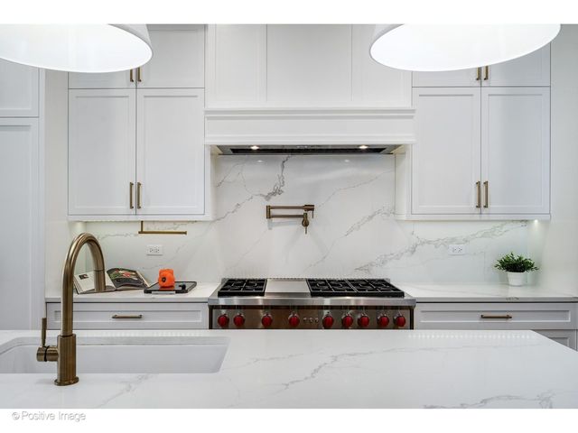 1845 W Wellington Avenue, Chicago, IL 60657