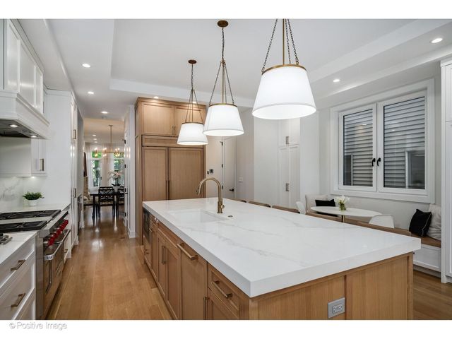 1845 W Wellington Avenue, Chicago, IL 60657