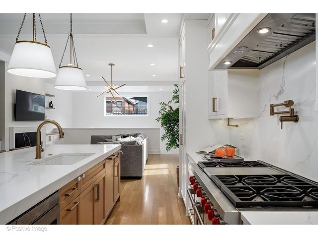 1845 W Wellington Avenue, Chicago, IL 60657