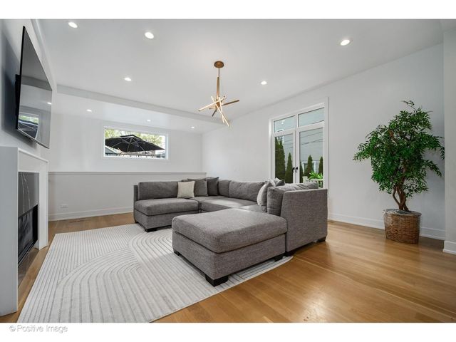 1845 W Wellington Avenue, Chicago, IL 60657