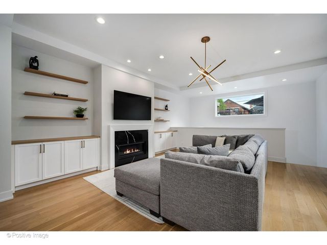 1845 W Wellington Avenue, Chicago, IL 60657