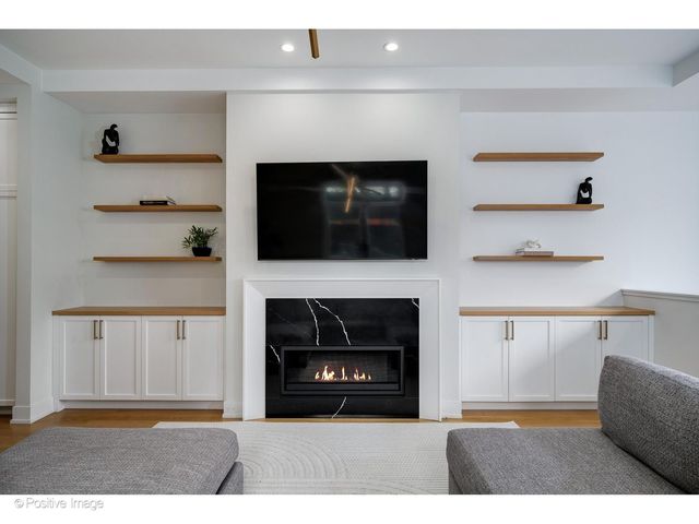 1845 W Wellington Avenue, Chicago, IL 60657