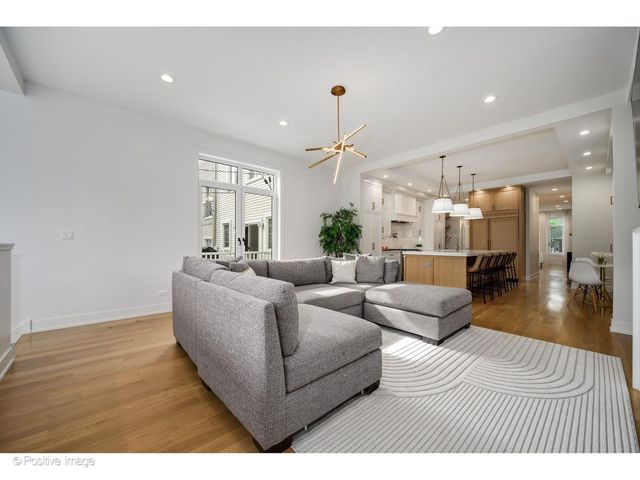 1845 W Wellington Avenue, Chicago, IL 60657