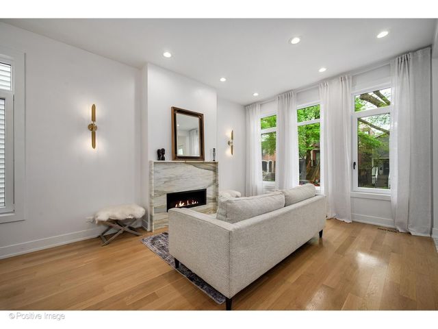 1845 W Wellington Avenue, Chicago, IL 60657