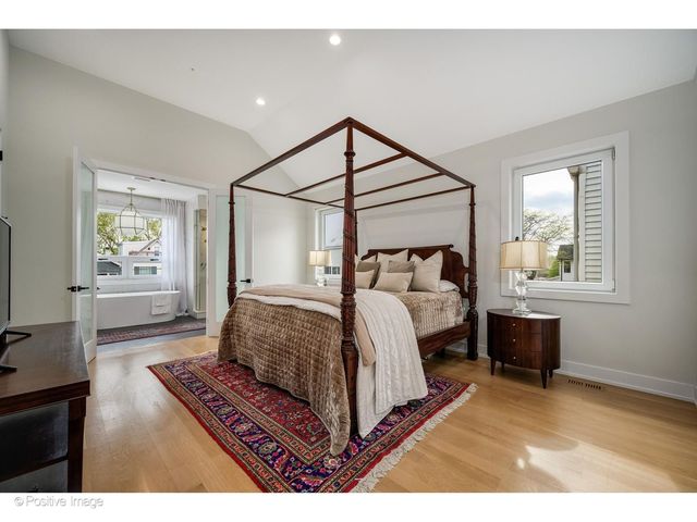 1845 W Wellington Avenue, Chicago, IL 60657