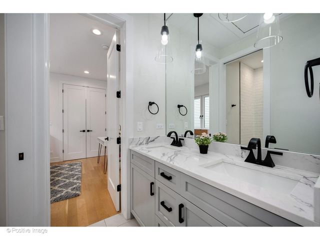 1845 W Wellington Avenue, Chicago, IL 60657