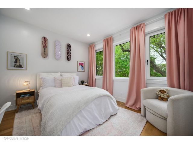 1845 W Wellington Avenue, Chicago, IL 60657
