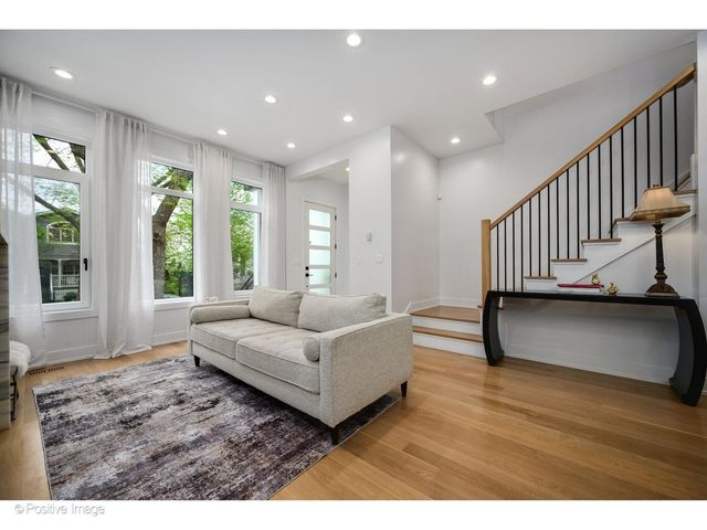 1845 W Wellington Avenue, Chicago, IL 60657
