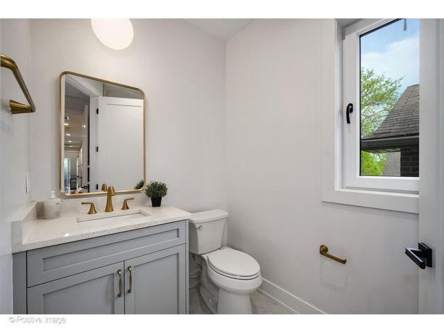 1845 W Wellington Avenue, Chicago, IL 60657
