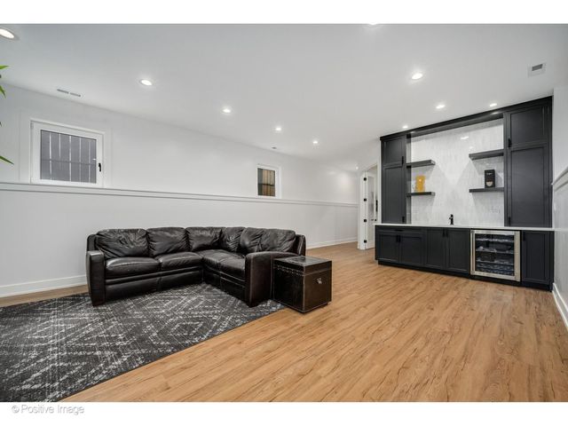 1845 W Wellington Avenue, Chicago, IL 60657
