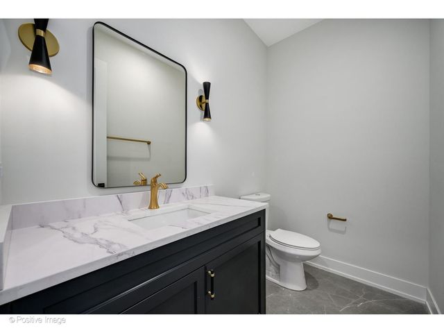 1845 W Wellington Avenue, Chicago, IL 60657