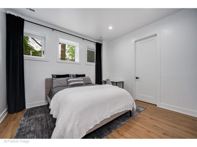 1845 W Wellington Avenue, Chicago, IL 60657
