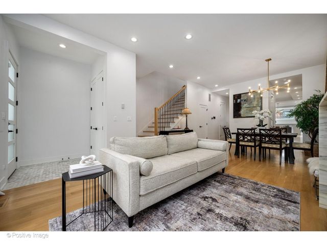 1845 W Wellington Avenue, Chicago, IL 60657