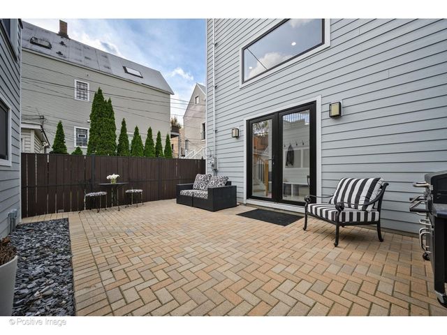 1845 W Wellington Avenue, Chicago, IL 60657