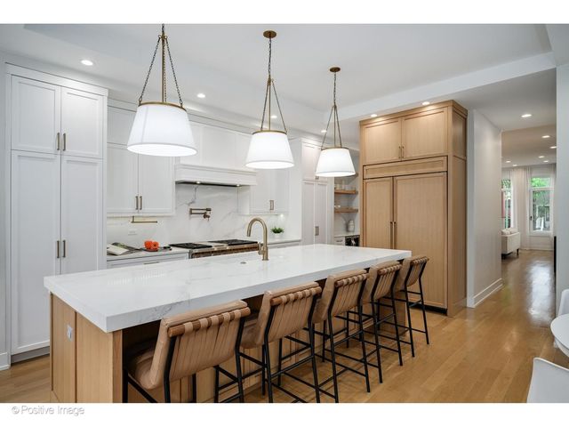 1845 W Wellington Avenue, Chicago, IL 60657