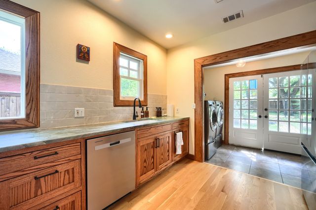 919 N Clinton Avenue, Dallas, TX 75208