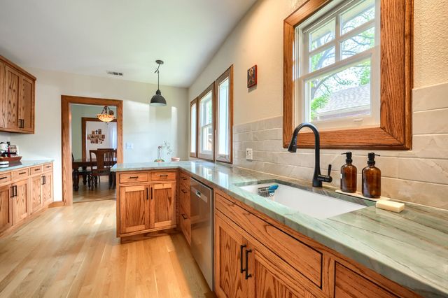 919 N Clinton Avenue, Dallas, TX 75208