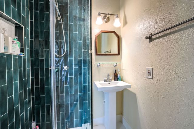 919 N Clinton Avenue, Dallas, TX 75208