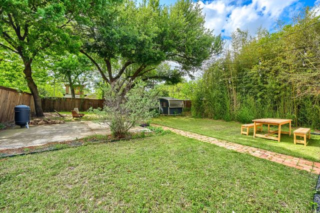 919 N Clinton Avenue, Dallas, TX 75208