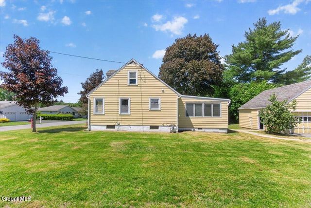 20 Washington Avenue, Halfmoon, NY 12118